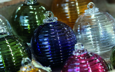 Zoom sur GRIP, boule de Noël de Meisenthal 2025