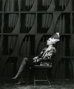 Portrait de Louise Nevelson devant Night-Focus-Daw