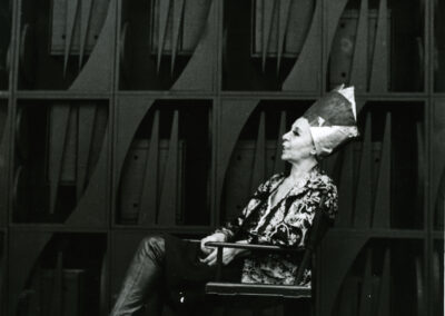 Portrait de Louise Nevelson devant Night-Focus-Daw Portrait de Louise Nevelson devant Night-Focus-Daw