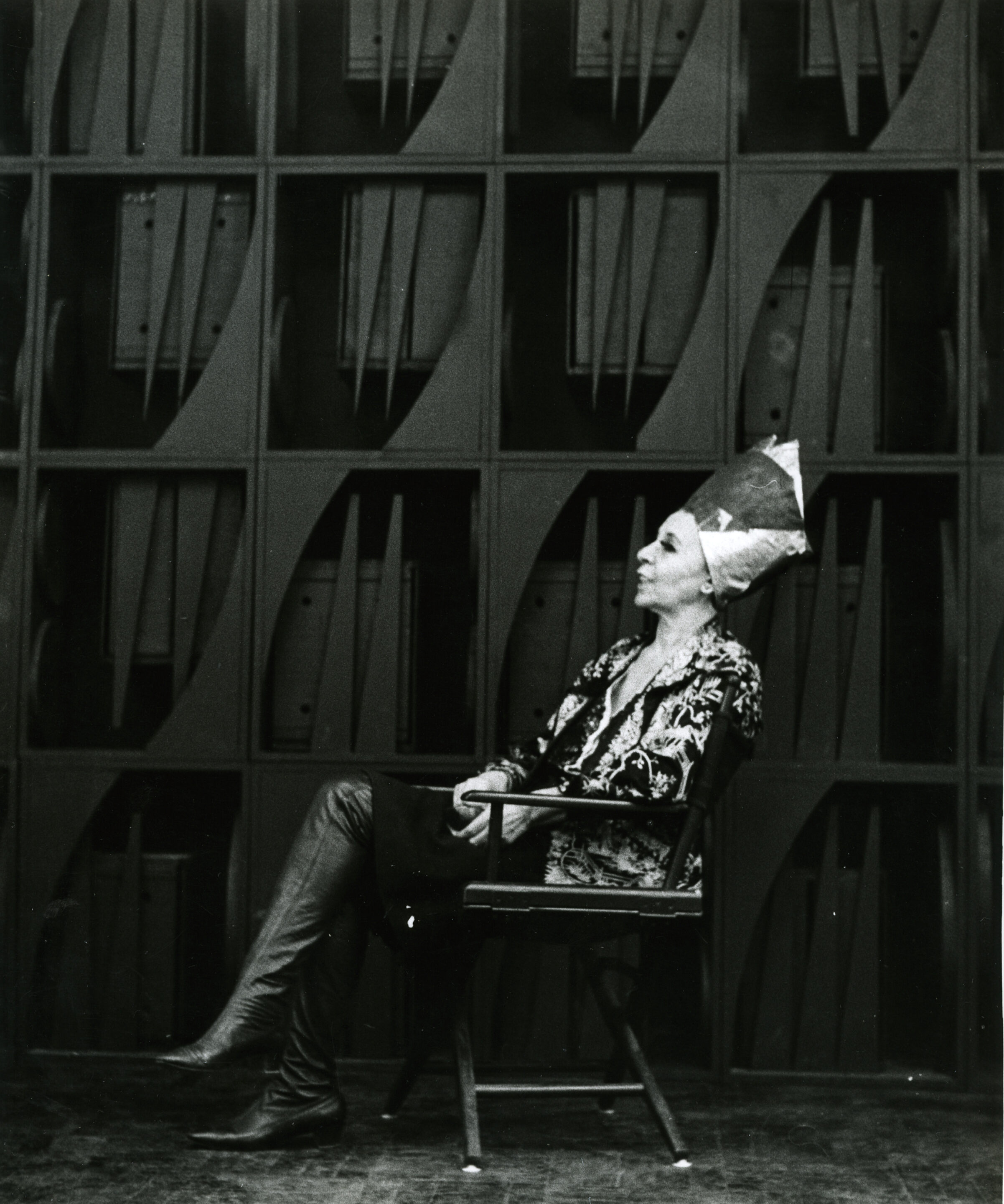Portrait de Louise Nevelson devant Night-Focus-Daw Portrait de Louise Nevelson devant Night-Focus-Daw