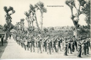 Musiciens qui marchent en jouant